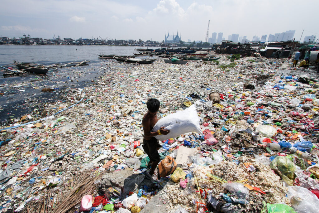 Ekosistem Pantai Hancur Karena Plastik