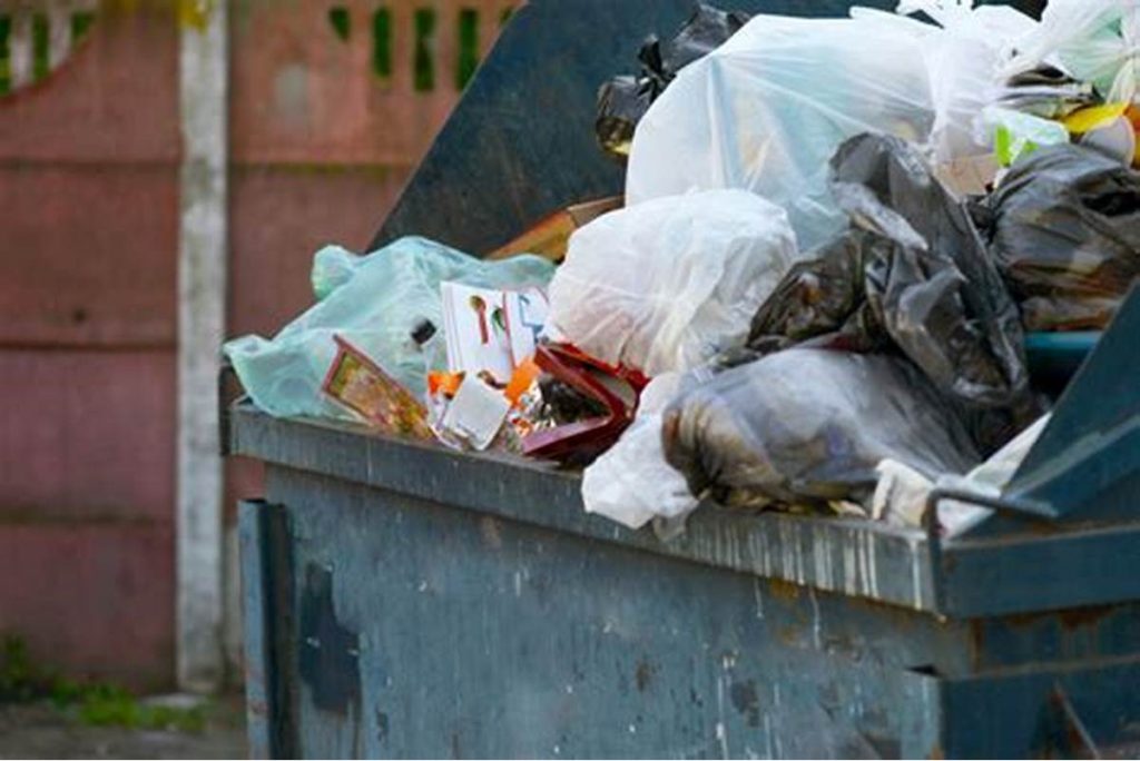 bahaya tumpukan sampah plastik