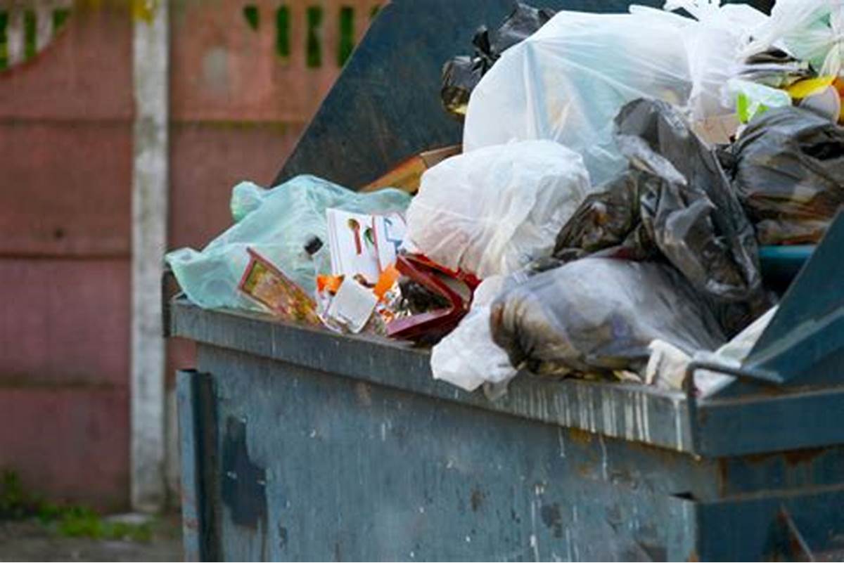 bahaya tumpukan sampah plastik